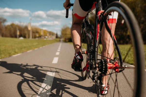 Manliga Cyklist Sportkläder Cyklar — Stockfoto