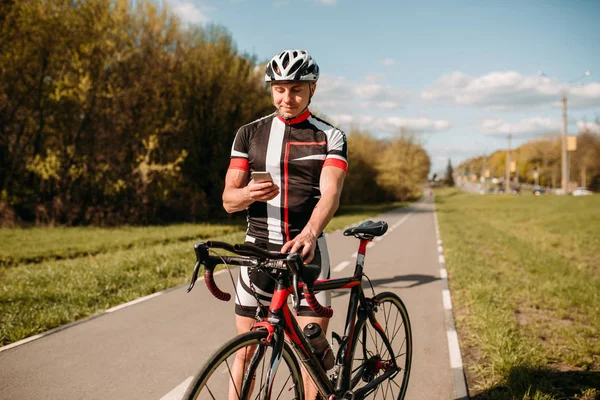 Radfahrer Mit Helm Und Sportbekleidung Training Auf Dem Bahnrad Der — Stockfoto