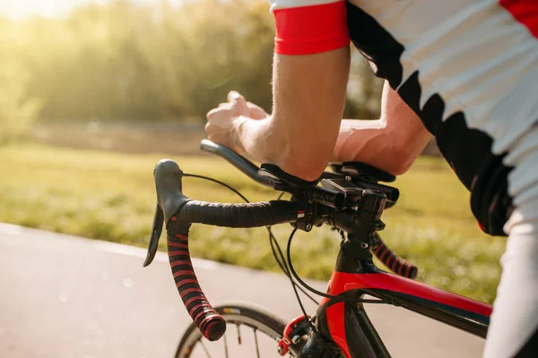 男骑自行车的头盔和运动服骑脚踏车 后视图 — 图库照片