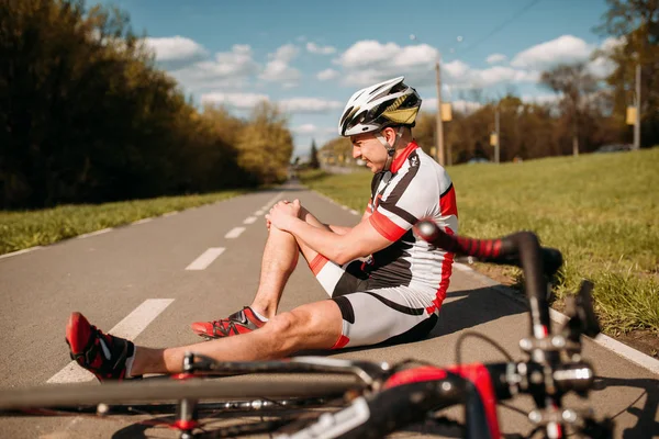 Radler Stürzte Vom Fahrrad Und Schlug Mit Dem Knie Auf — Stockfoto