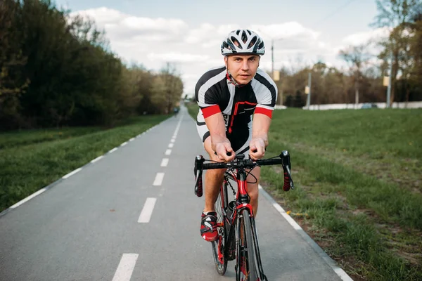 Fahrradfahrer Mit Helm Und Sportbekleidung — Stockfoto