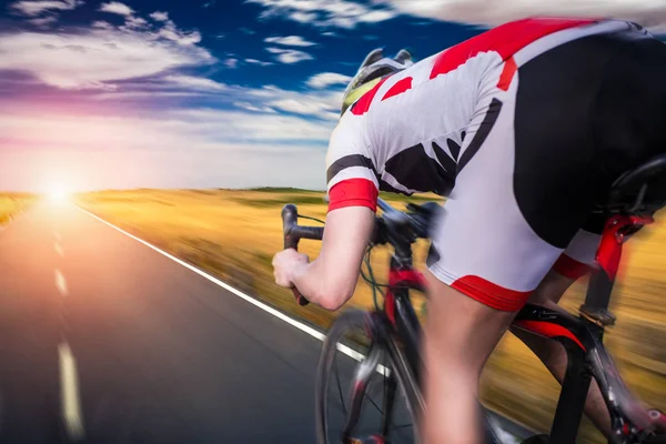 Radler Mit Helm Und Sportbekleidung Fahrrad Fahren Rückansicht — Stockfoto