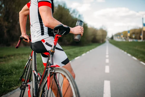 Bycyclist 在头盔和运动装自行车锻炼 自行车路骑单车 沥青路面训练 — 图库照片