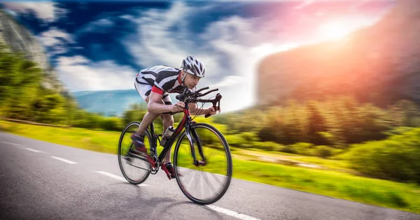 男骑自行车在头盔和运动服骑脚踏车 — 图库照片