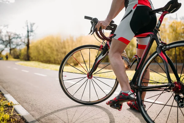Ciclista Masculino Sportswear Andar Bicicleta Visão Traseira — Fotografia de Stock