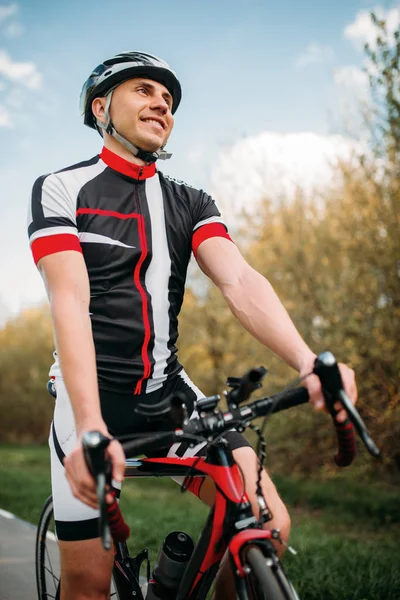 Radfahrer Mit Helm Und Sportbekleidung Auf Sportfahrrädern Training Auf Dem — Stockfoto