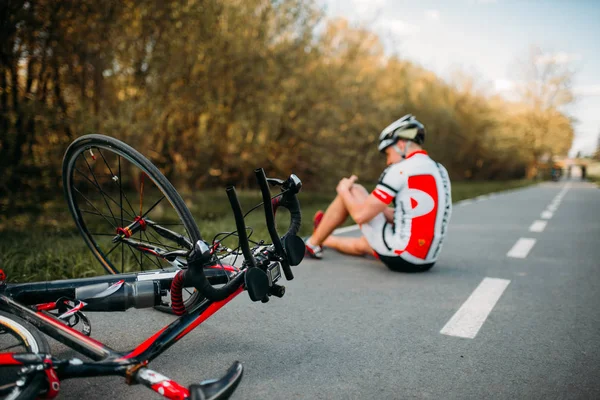 Radfahrer Stürzte Vom Fahrrad Und Schlug Mit Dem Knie Auf — Stockfoto