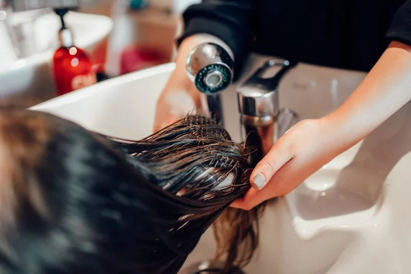 Las Manos Peluquería Lava Cabello Del Cliente Primer Plano Salón —  Fotos de Stock