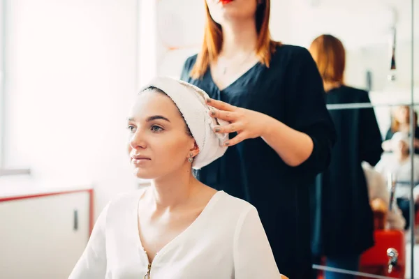 理发师和女性客户 头发着色过程 美发沙龙 美容工作室的发型制作 — 图库照片