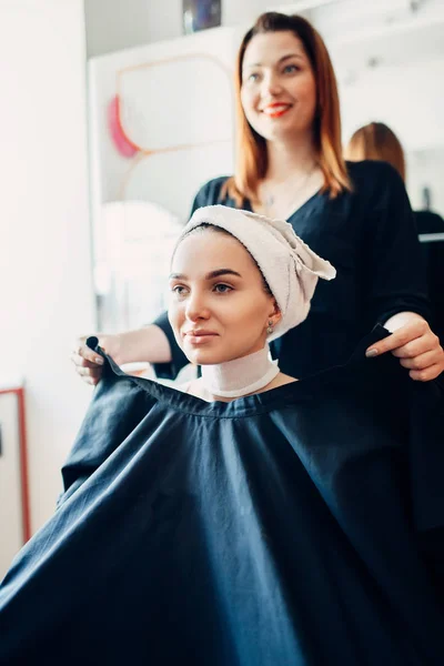 Κομμωτήριο Παραλαμβάνει Από Ακρωτήριο Στο Θηλυκό Πελάτη Haircutting Προετοιμασία Κομμωτήριο — Φωτογραφία Αρχείου