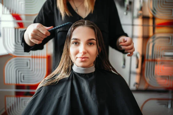 美容院 はさみと櫛の背景に手は女性スタイリストの女性 ビューティー スタジオで髪型作る — ストック写真