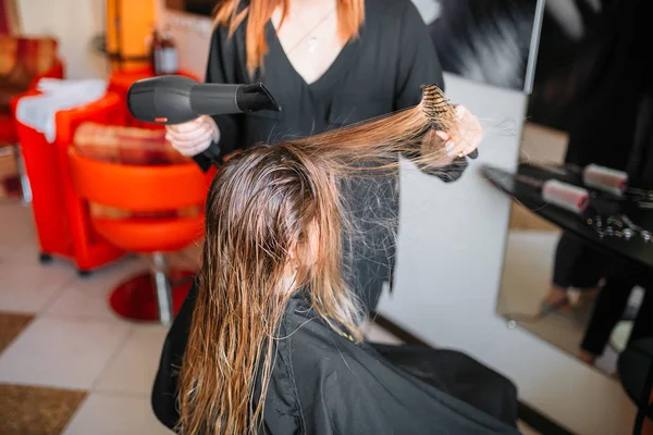 Coiffeur Sèche Cheveux Avec Sèche Cheveux Coiffure Féminine Dans Salon — Photo