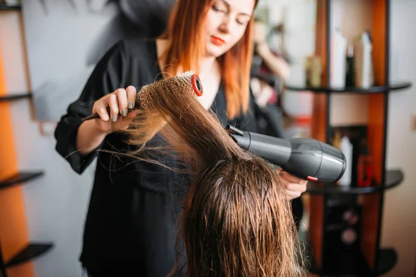 Cabeleireiro Secando Cabelo Com Secador Hairdress Feminino Salão Cabeleireiro Penteado — Fotografia de Stock