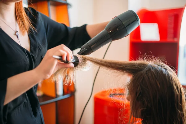 Estilista Secando Cabello Con Secador Peinado Femenino Salón Peluquería Hacer —  Fotos de Stock