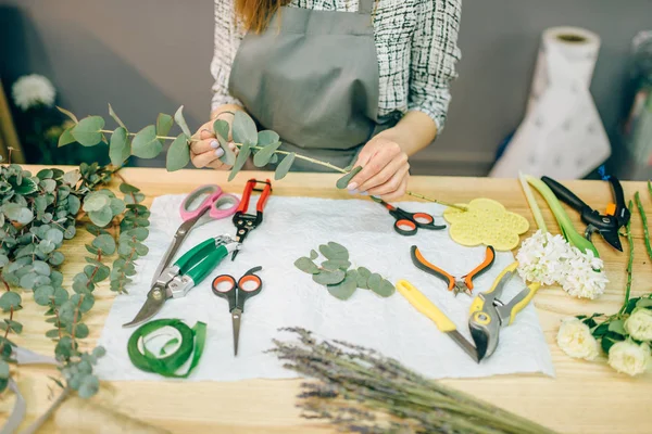 Kvinnliga Florist Förbereder Rosbukett Arbetsplatsen Blomsteraffär Blommig Business — Stockfoto