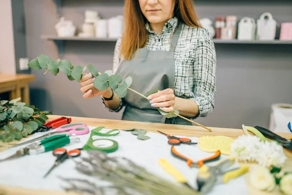 Ženské Květinářství Připraví Růže Kytice Pracovišti Květinářství Květinovou Podnikání — Stock fotografie