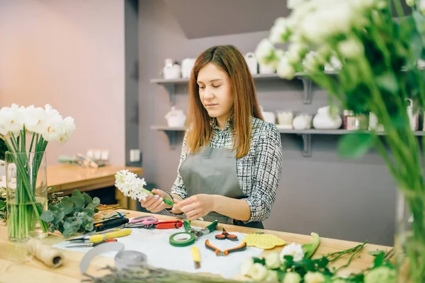 女花商准备花卉组成 花园设备的工作场所 花卉店 花卉业务 — 图库照片