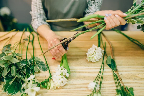 Χέρια Της Γυναικείας Ανθοπωλείο Κάνοντας Floral Σύνθεση Λευκά Λουλούδια Χρησιμοποιώντας — Φωτογραφία Αρχείου