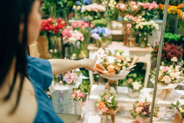 Cliente Femenino Elige Flores Para Preparación Del Ramo Negocios Florales — Foto de Stock