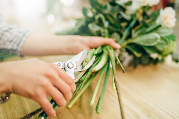Händerna Kvinnliga Florist Göra Blommig Sammansättning — Stockfoto