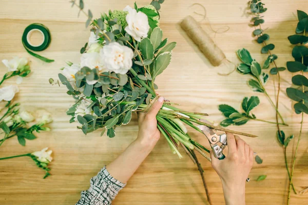 Händerna Kvinnliga Florist Göra Blommig Sammansättning — Stockfoto