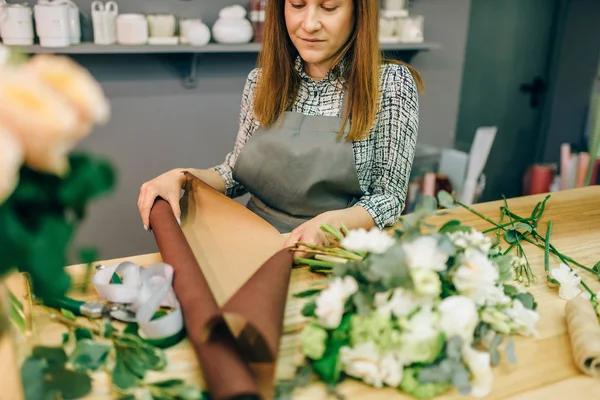 Female Florist Decorating Fresh Flower Composition Floral Business Bouquet Preparation — Stock Photo, Image