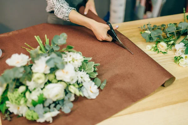 Kvindelige Blomsterhandler Hænder Skærer Blomst Dekoration Med Saks Blomsterhandel Buket - Stock-foto