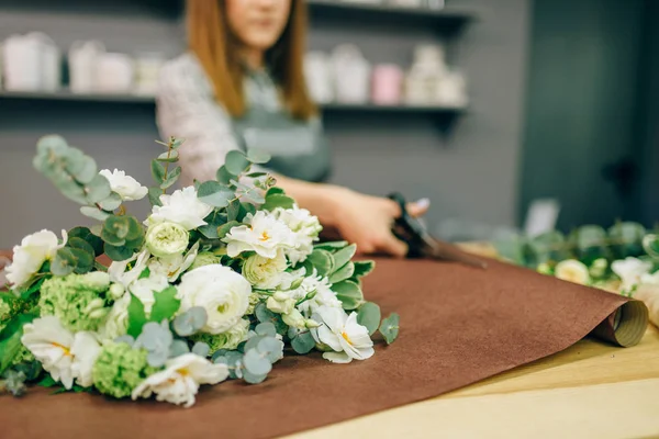 花屋の女性の手は ハサミの花の装飾をカット 花束の準備プロセス — ストック写真