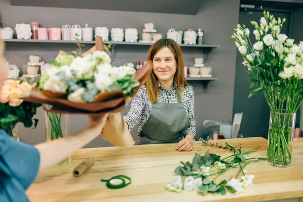 Florist Gives Fresh Bouquet Female Customer Flower Boutique Floral Shop — Stock Photo, Image
