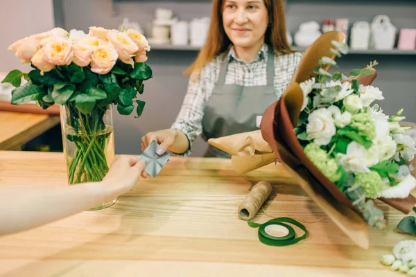 Florist Apron Accepts Payment Female Customer Flower Boutique Floral Shop — Stock Photo, Image