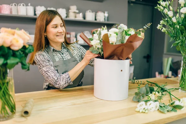Female Florist Prepares Flower Composition Garden Equipment Workplace Flower Shop — Stock Photo, Image