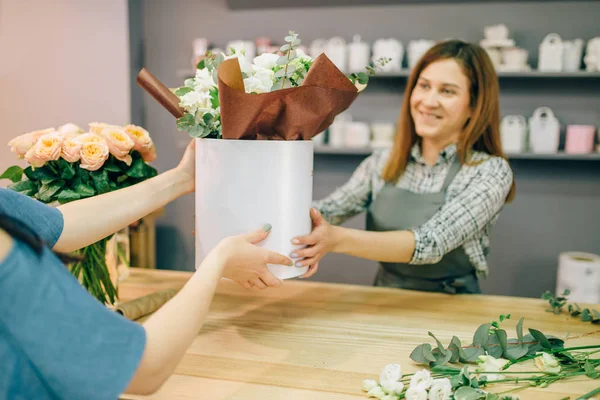 Florist Gives Fresh Flower Composition Vase Female Customer Flower Boutique — Stock Photo, Image