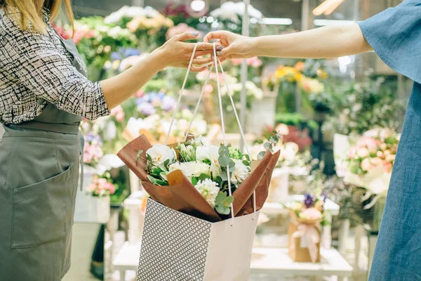 花卉店经营理念 花卉店的围裙和女性顾客的花艺精品 — 图库照片