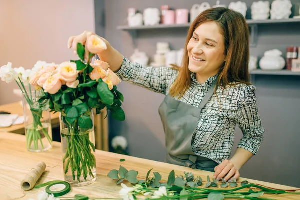 Female Florist Apron Puts Fresh Roses Vase Flower Shop Floral — Stock Photo, Image