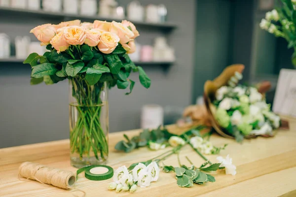 花のブティックでは 新鮮なバラの花束組成誰も 花のビジネス ショップの花屋職場 — ストック写真