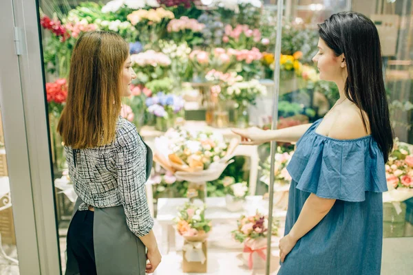 Cliente Femenino Florista Elige Flores Para Preparación Ramo Interoir Boutique — Foto de Stock