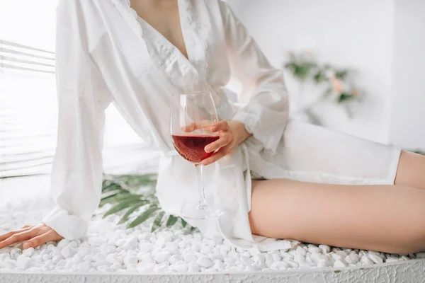 Ung Kvinna Sitter Badet Med Glas Rött Vin Badrum Inredning — Stockfoto