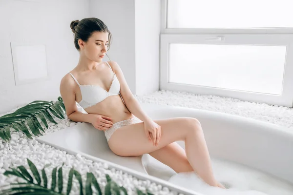 Mujer Delgada Ropa Interior Blanca Sentada Baño Con Espuma Interior —  Fotos de Stock