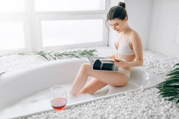Young Woman Sitting Bath Glass Red Wine Reading Magazine Bathroom — Stock Photo, Image