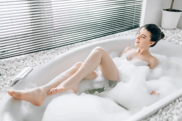 Приваблива Жінка Лежить Ванні Піною Демонструє Ноги Релаксацію Здоров Концепцію — стокове фото