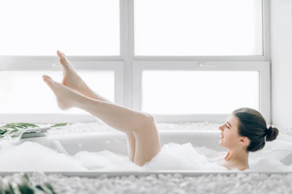 Séduisante Femme Couchée Dans Bain Avec Mousse Montrant Les Jambes — Photo