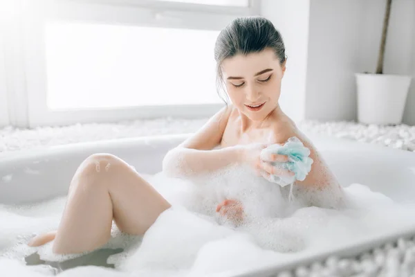 Mujer Joven Usando Esponja Baño Con Espuma Relajación Spa —  Fotos de Stock