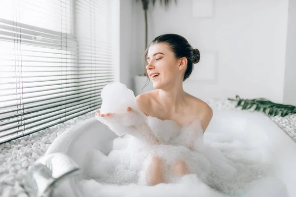 Attraktive Junge Frau Sitzt Badewanne Und Spielt Mit Schaum — Stockfoto