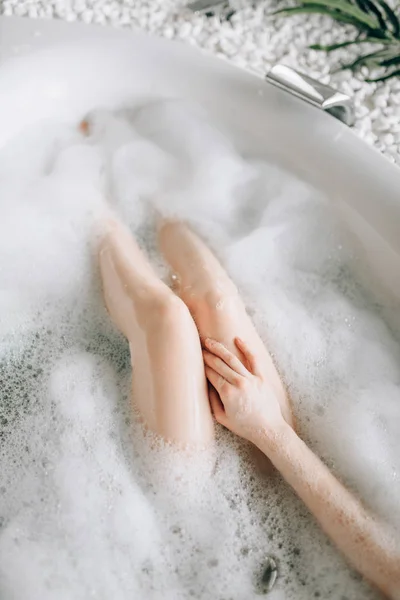 Nackte Beine Einer Weiblichen Person Die Einer Badewanne Mit Schaum — Stockfoto