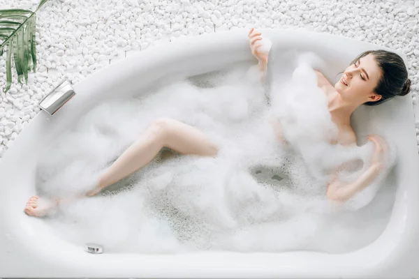 Attraktive Junge Frau Sitzt Badewanne Und Spielt Mit Schaum — Stockfoto