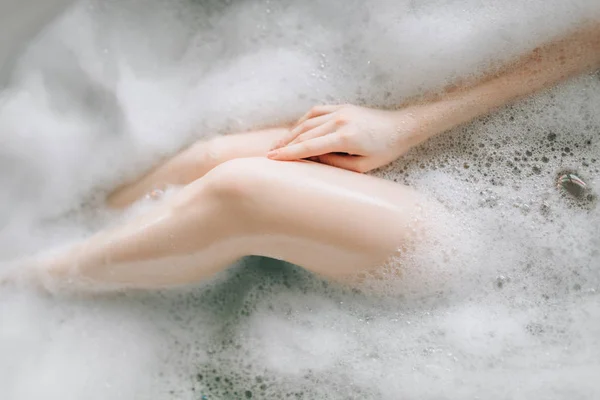 Piernas Desnudas Persona Femenina Acostada Baño Con Espuma Vista Superior —  Fotos de Stock