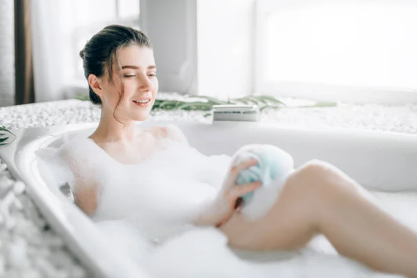 Jeune Femme Utilisant Éponge Dans Bain Avec Mousse Relaxation Spa — Photo