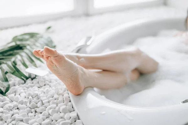 Patas Femeninas Que Sobresalen Del Baño Con Espuma Relajación Salud —  Fotos de Stock