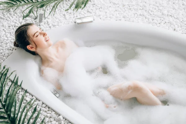 Séduisante Femme Couchée Dans Bain Avec Mousse Relaxation Santé Concept — Photo