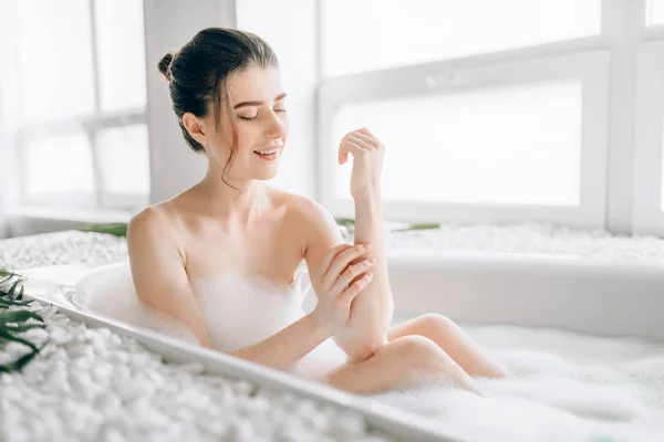 Mujer Joven Frotando Cuerpo Con Espuma Baño Interior Baño Lujo —  Fotos de Stock